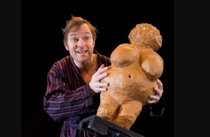 CAVEMAN: Ein humorvoller Blick auf das Zusammenleben der (Foto: Jörg Reichardt)
